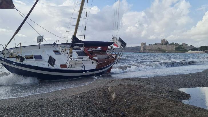 Bodrum'da ilginç görüntüler! Denizde nefes kesen kovalamaca... Kaçak göçmenlerin terk ettiği tekne karaya vurdu G4