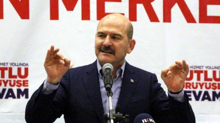 Bakan Soylu, g&uuml;venlik g&uuml;&ccedil;lerine elleriyle b&ouml;rek yedirdi (3)