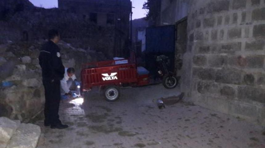 'Yaramazlık yaptı' diye 12 yaşındaki oğlunu boğarak &ouml;ld&uuml;rd&uuml;