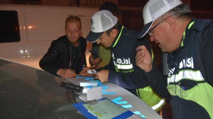 Polisler alkolden ceza yazarken, o i&ccedil;meye devam etti