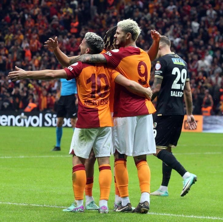 Galatasaray'ın 4-0'lık galibiyeti sonrası dikkat çeken yorum! "Karabasan gibi çöktüler, United karşısında favori" G4