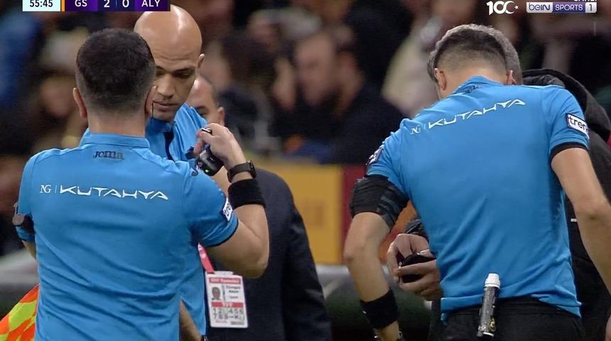 Galatasaray-Alanyaspor ma&ccedil;ında ilgin&ccedil; an! Ma&ccedil;ın hakemi Ali Şansalan sakatlanarak yerini 4. hakeme bıraktı