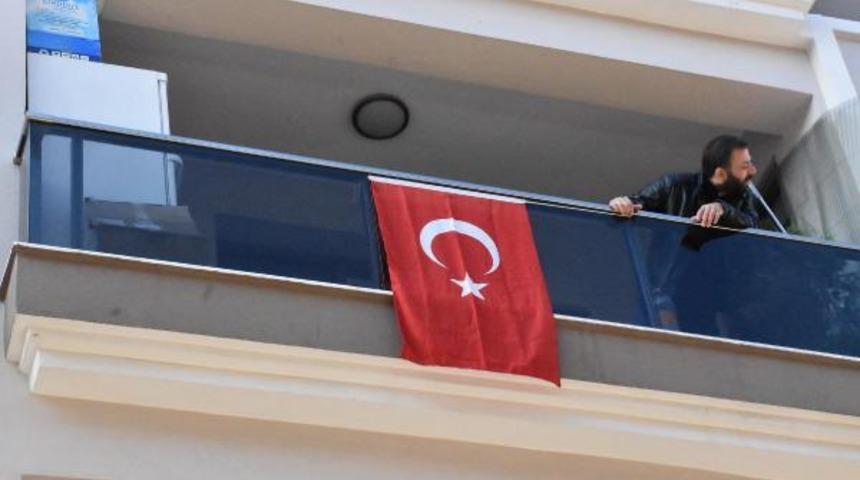 Selde şehit olan onbaşının İzmir'deki baba evine ateş d&uuml;şt&uuml;