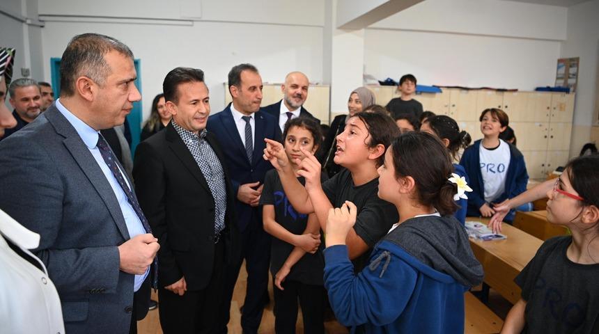 Sınıf başkanlığı seçim vaadi gerçek oldu! Tuzla Belediye Başkanı Şadi Yazıcı sınıfa geldi