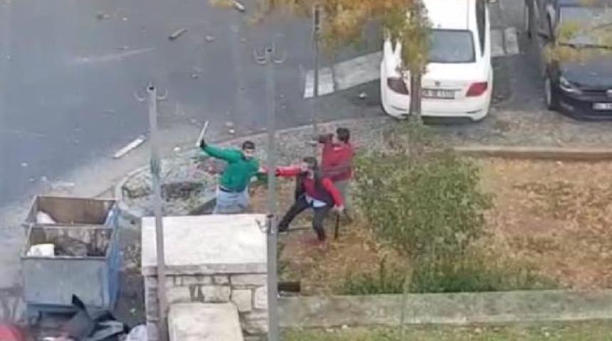 Kağıthane'de iki taraftar grubunun kavgasında ortalık savaş alanına d&ouml;nd&uuml;