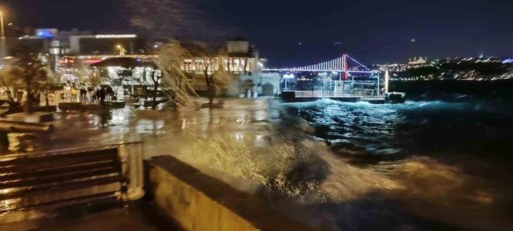 Marmara'da fırtına! Dalgalar 3 metreye ulaştı, İDO seferleri iptal edildi