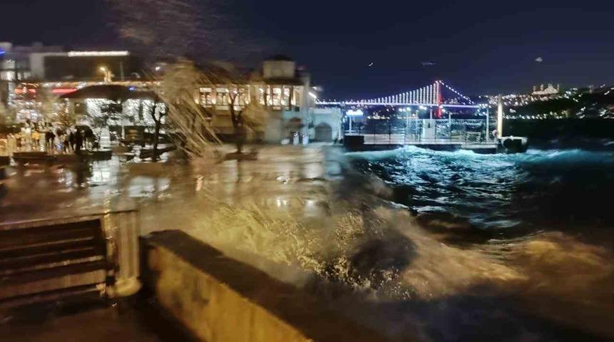 Marmara'da fırtına! Dalgalar 3 metreye ulaştı, İDO seferleri iptal edildi