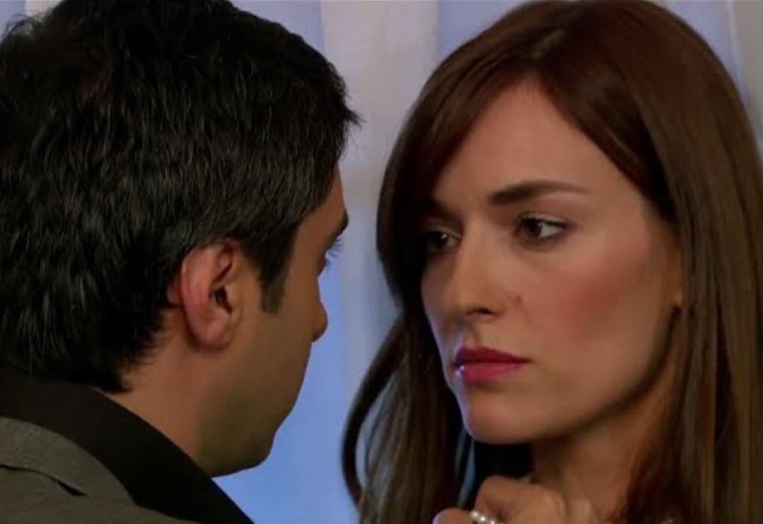 Kurtlar Vadisi'nin İnci'si Sema Şimşek podyumda elbisenin azizliğine uğradı! Fena d&uuml;şt&uuml;