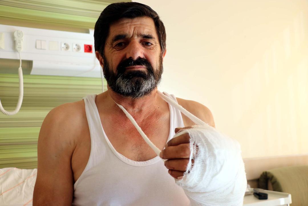 &Ccedil;atı onarırken eli koptu, 4 saatlik m&uuml;dahaleyle yerine dikildi! Yaşadıklarını b&ouml;yle anlattı: "Baktım elime, elim aşağıda ben yukarıdayım"