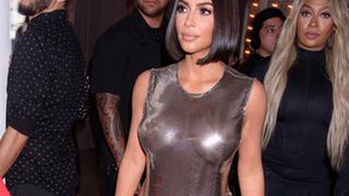 Kim Kardashian şeffaf sütyen giydi! Frikiğini böyle engelledi