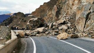 Artvin'de heyelan! Dev kayalar kara yoluna düştü