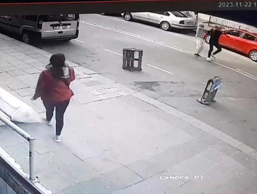 Tacizciye esnaf daya�� kamerada! Sokak ortas�nda tekme tokat d�vd�