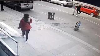 Tacizciye esnaf dayağı kamerada! Sokak ortasında tekme tokat dövdü