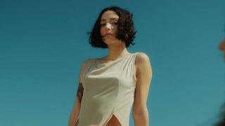 Zeynep Bastık aşka geldi! Dudak dudağa poz