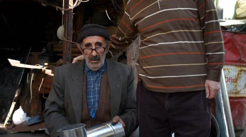 Baba mesleği demirciliği 70 yıldır yapıyor