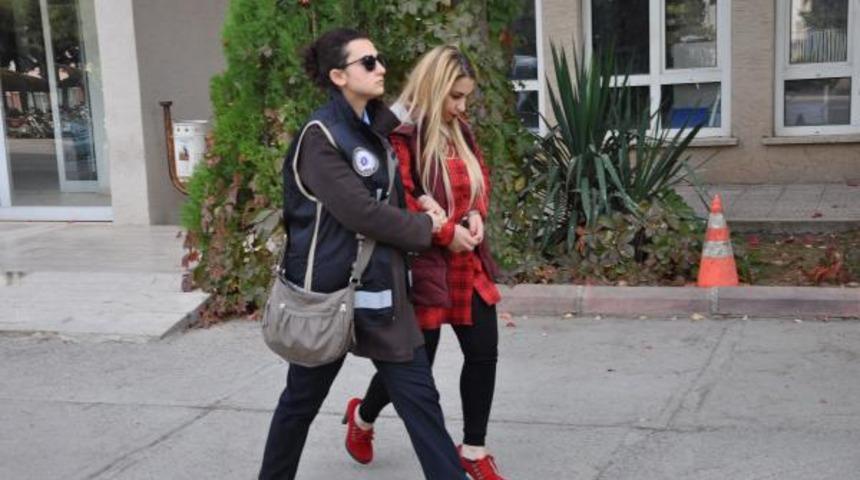 Nizip&rsquo;te otomobildeki 1 kilo esrara 3 g&ouml;zaltı