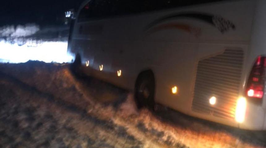 Artvin’de otobüs kara saplandı, yolda yolcular mahsur kaldı