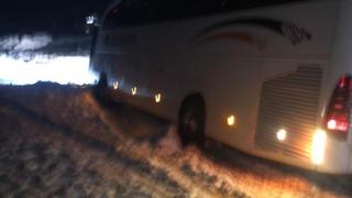 Artvin’de otobüs kara saplandı, yolda yolcular mahsur kaldı