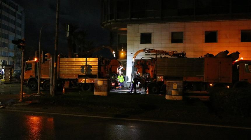 İzmir'de denizin taşması sonucu su basan iş yerlerinde tahliye çalışmaları sürüyor