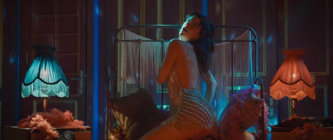 "İstanbul İ&ccedil;in Son &Ccedil;ağrı" filminde Beren Saat'in orgazm sahnesi sosyal medyanın diline d&uuml;şt&uuml;