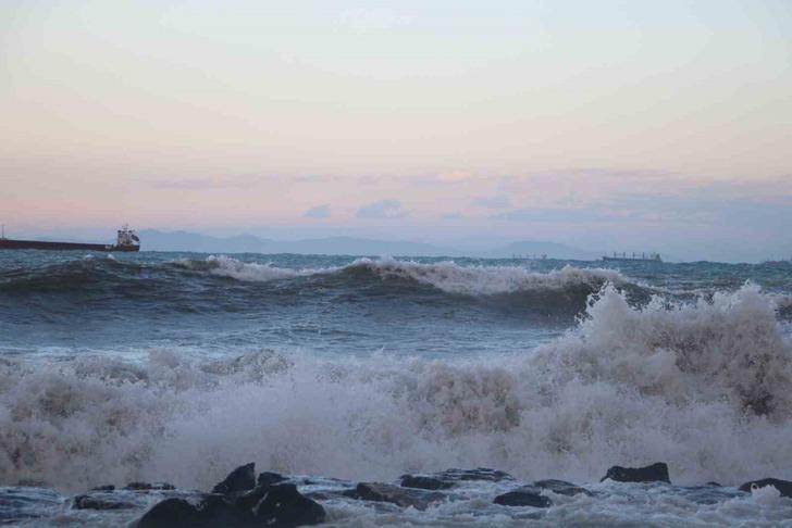 Hatay'daki depremde 1 metrelik çökme yaşanmıştı! Yağmur ve fırtına sonrası kara ve deniz birleşti, İskenderun'da okullar tatil edildi G4
