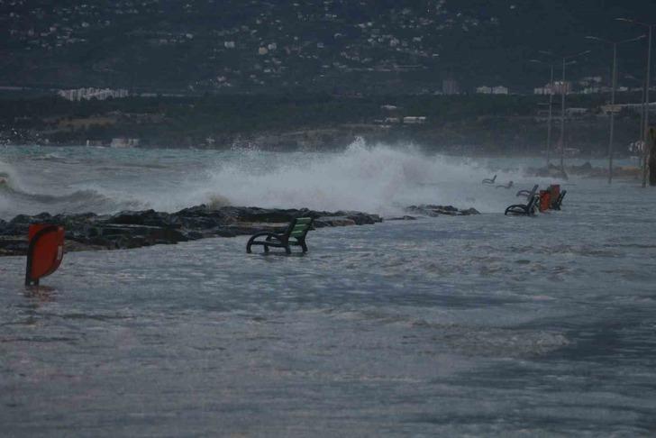 Hatay'daki depremde 1 metrelik çökme yaşanmıştı! Yağmur ve fırtına sonrası kara ve deniz birleşti, İskenderun'da okullar tatil edildi G2