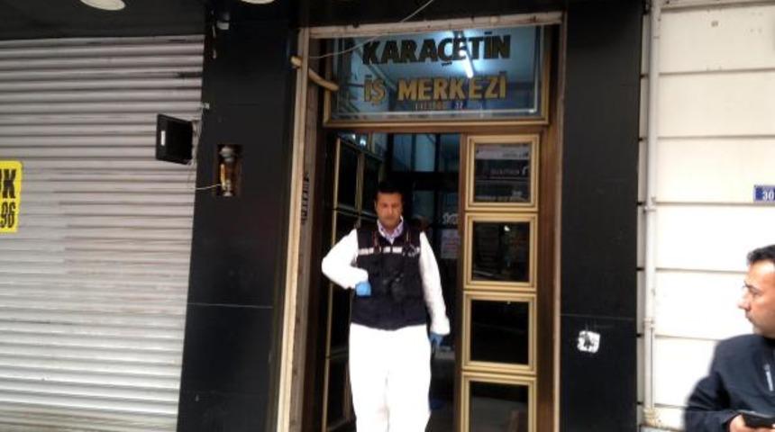 İş merkezine giren hırsızlar para &ccedil;alıp, dolaptaki yiyecekleri yedi