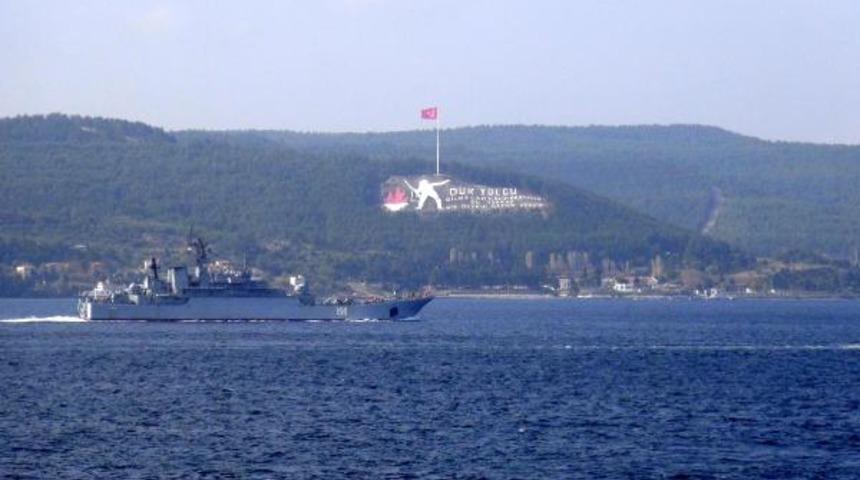 Rus savaş gemisi, &Ccedil;anakkale Boğazı'ndan ge&ccedil;ti
