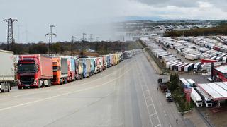 Kar yolları kapadı! Bulgaristan ve Romanya'ya gitmek isteyen TIR'lar uzun kuyruklar oluşturdu