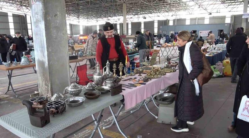 Antika pazarı vatandaşları geçmişe götürüyor