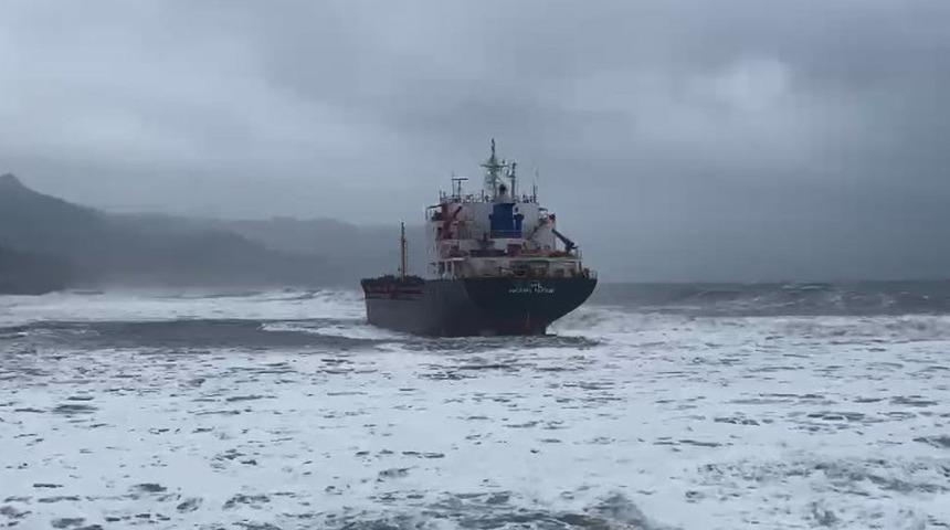 Hopa’da fırtına ve dev dalgalar! Bir kuru yük gemisi karaya oturdu