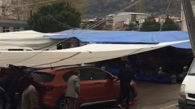 Pazar alanında bırakılan otomobili böyle kaldırdılar