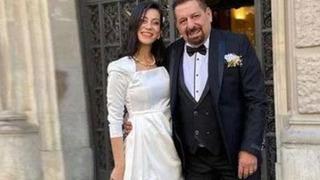 Erman Toroğlu kendisinden 35 yaş küçük eşiyle görüntülendi! Yatak odaları gündem olmuştu