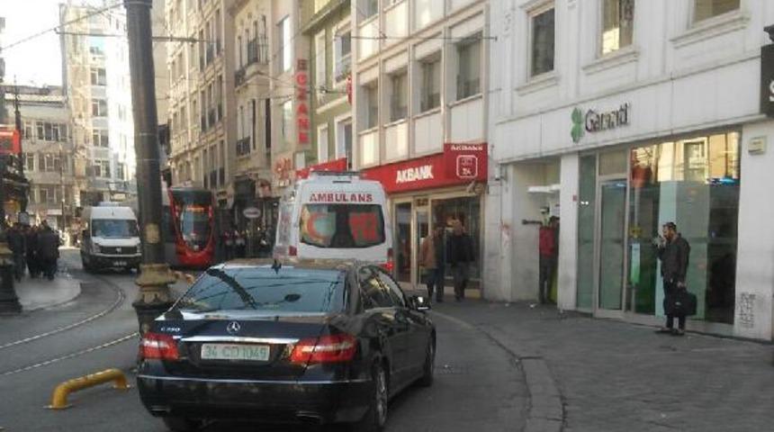 Tramvay yoluna giren konsolosluk aracı yayaya &ccedil;arptı