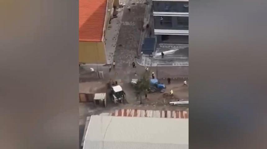 İnşaatta korku dolu anlar kamerada! İş arkadaşlarını kepçeyle kovaladı