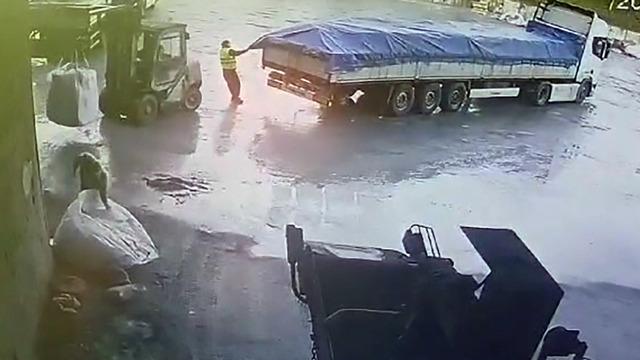 Forklift ile dorse arasında sıkıştı, feci şekilde can verdi! Olay anı kamerada