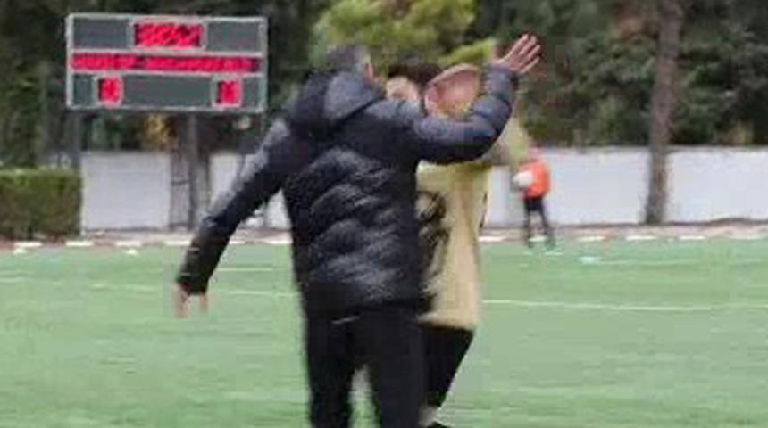 Kırmızı kart gören futbolcusunu tokatladı! Yedekler ve saha komiseri gerginliği yatıştırdı