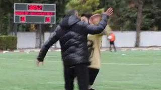 Kırmızı kart gören futbolcusunu tokatladı! Yedekler ve saha komiseri gerginliği yatıştırdı