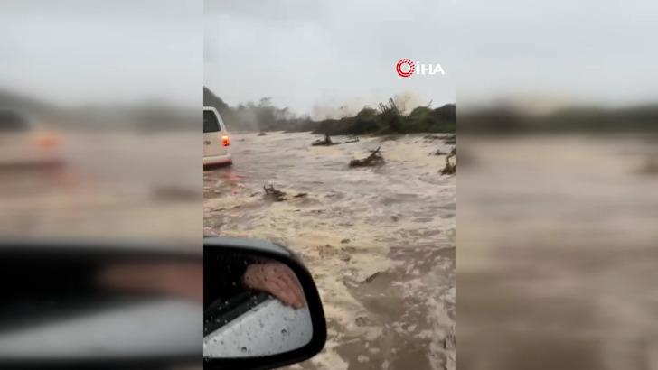O sırada arabanın camı açıktı... Görüntüler dehşete düşürdü! Denizle yol birleşti 'Kimse geri gelmesin' G1