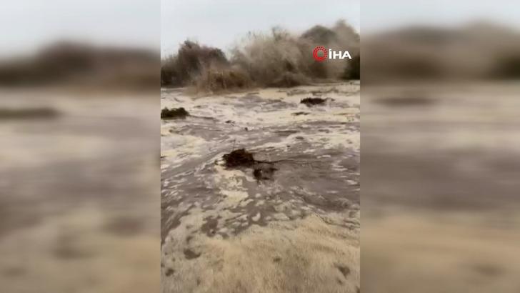 O sırada arabanın camı açıktı... Görüntüler dehşete düşürdü! Denizle yol birleşti 'Kimse geri gelmesin' G2