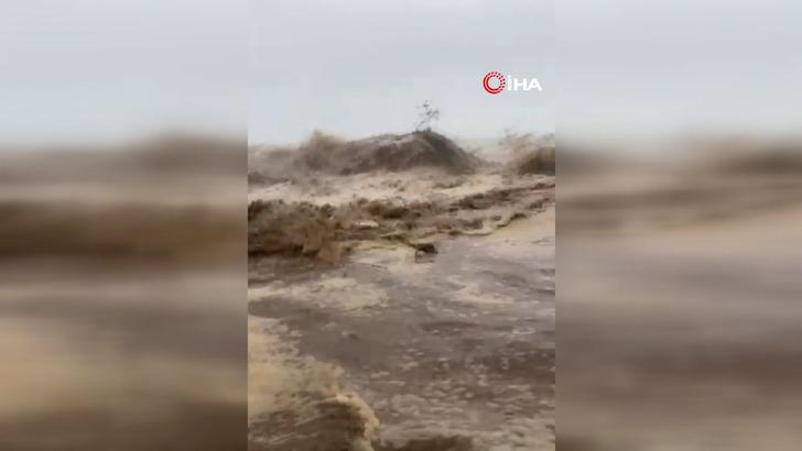 O sırada arabanın camı açıktı... Görüntüler dehşete düşürdü! Denizle yol birleşti 'Kimse geri gelmesin' G3