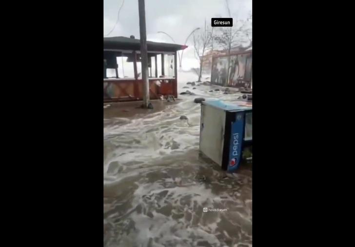 O sırada arabanın camı açıktı... Görüntüler dehşete düşürdü! Denizle yol birleşti 'Kimse geri gelmesin' G5