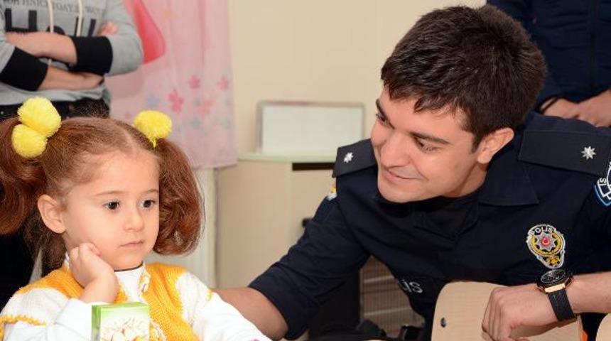 &Ccedil;atak polisinden &ouml;ğrencilere kek, &ccedil;ikolata ve meyve suyu