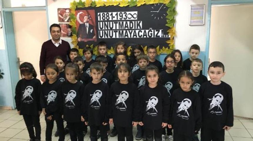 İlkokul &ouml;ğrencileri bedenleriyle 'ATA' yazısı oluşturdu