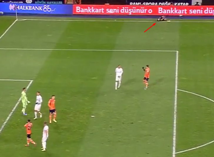 Başakşehir-Pendikspor maçında yardımcı hakem Cemil Tunç sakatlandı ve kendini yere bıraktı! G3