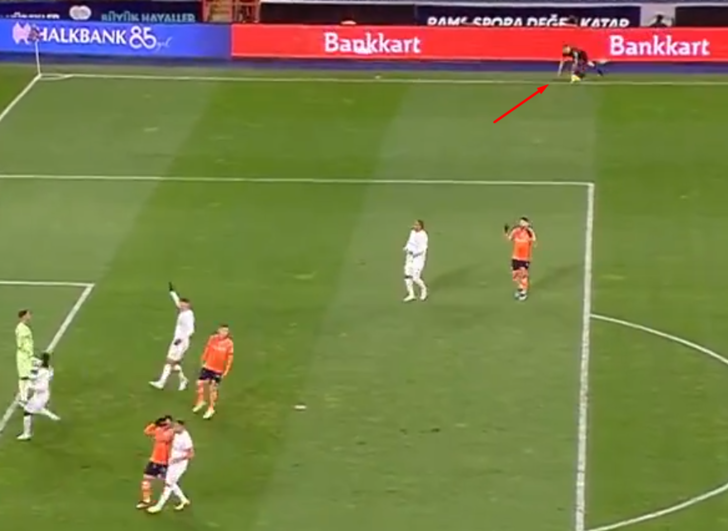 Başakşehir-Pendikspor maçında yardımcı hakem Cemil Tunç sakatlandı ve kendini yere bıraktı! G2