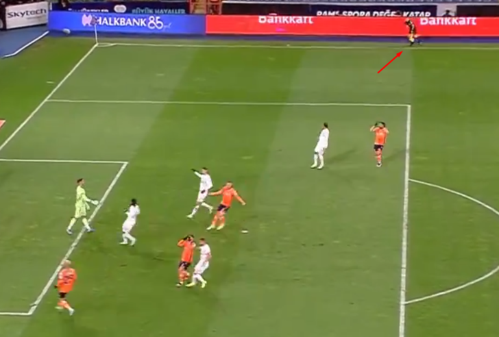 Başakşehir-Pendikspor maçında yardımcı hakem Cemil Tunç sakatlandı ve kendini yere bıraktı! G1