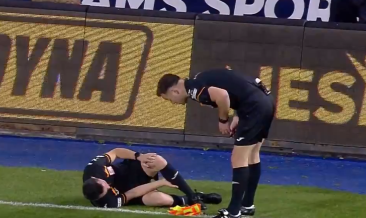 Başakşehir-Pendikspor maçında yardımcı hakem Cemil Tunç sakatlandı ve kendini yere bıraktı! G4