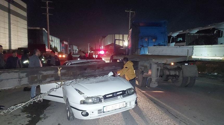 Tır dorsesinin altında sıkışan aracın sürücüsü ağır yaralandı