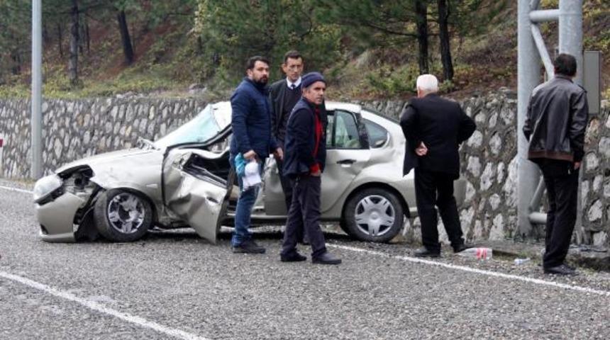 Otomobil uyarı levhası direğine &ccedil;arptı: 4 yaralı